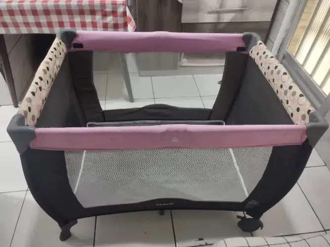 Vendo carrinho e berço ( pretos da "Cosco"), seminovos