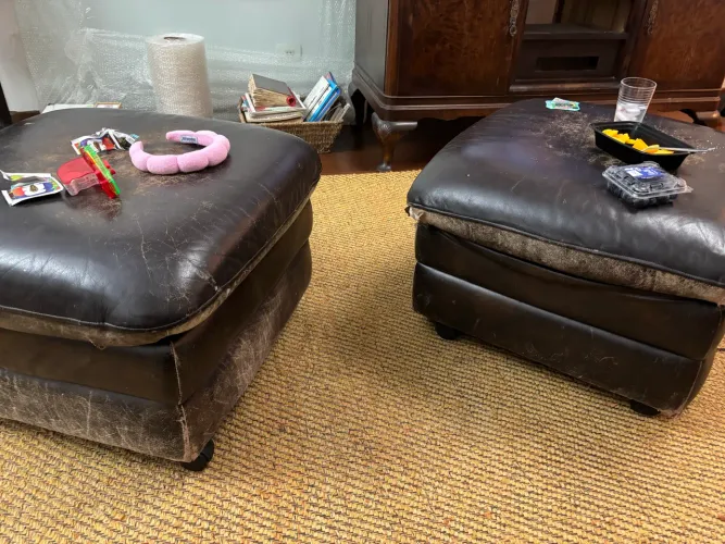 2 puf para sala de couro com rodinhas de couro detonado