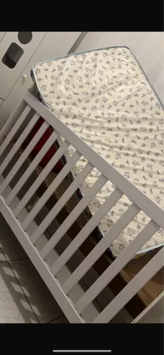 Vendo berço que vira cama na cor branca, usado apenas 2 meses, está completo com colchão .