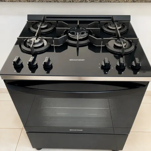 Fogão Brastemp 5 bocas, 1 ano de uso, impecável, mesa de vidro.