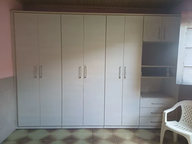 Guarda-Roupa Planejado Branco de Casal com Nichos - Excelente Estado