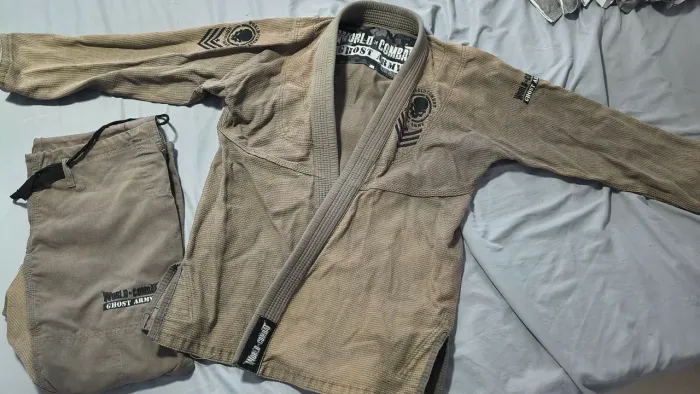 Kimono de Jiu-jitsu World Combat tamanho A1 usado