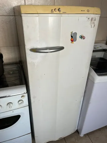Geladeira, funciona sem problemas, basta uma limpeza com carinho