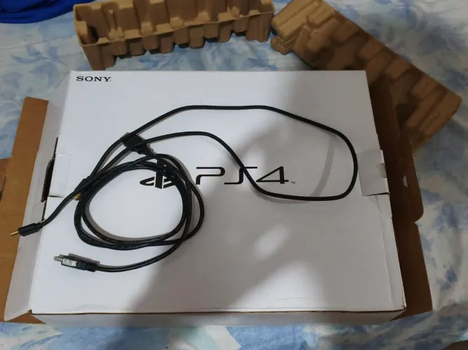 Vendo PS4 1TB seminovo  bastante conservado