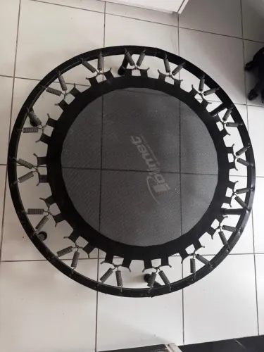 mini trampolim fitness (também chamado de cama metálico fitness ou trampolim de academia