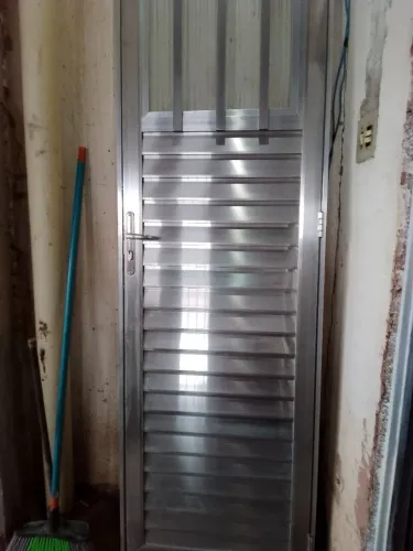 Uma porta de alumínio com vidros para banheiro novasemuzode60\semtimetro