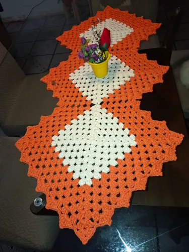 Trilho de mesa artesanal de crochê