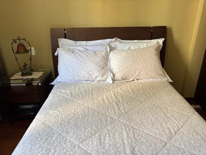 Cama de casal com mesa de cabeceira
