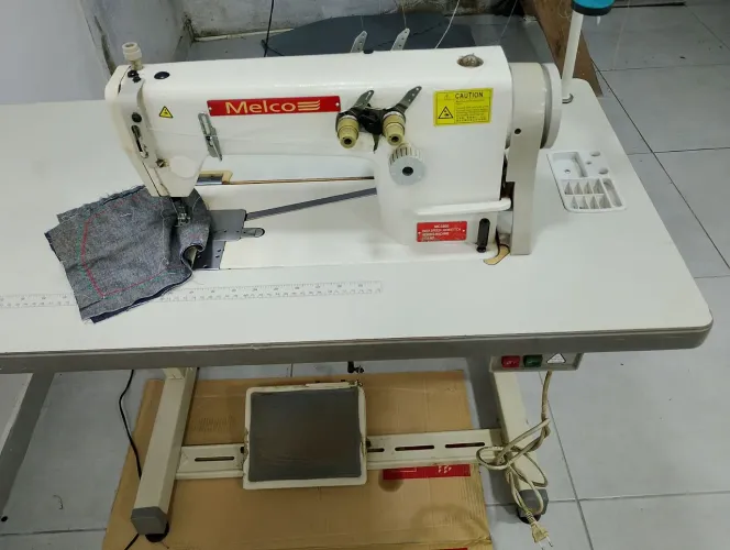 Máquina de costura industrial duas agulhas ponto corrente fechar