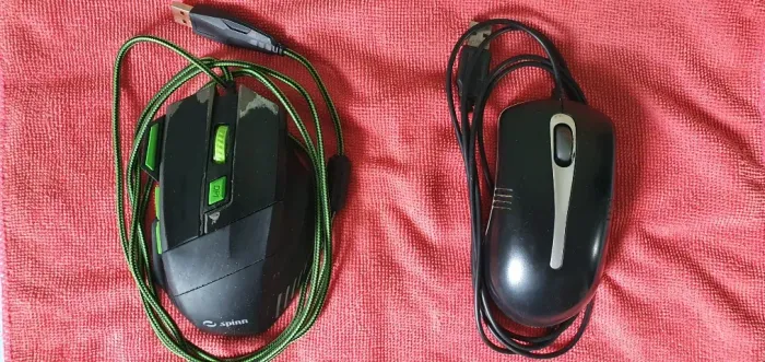 Dois mouses com fio