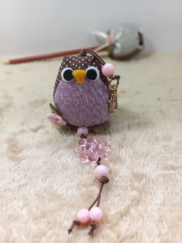 Chaveiro coruja de peito lilás <br>Tamanho: 23 cm ao todo.