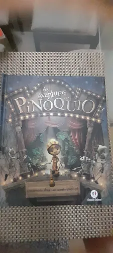 Livro As Aventuras de Pinoquio. Com divertidas abas e um magnífico pop-up.