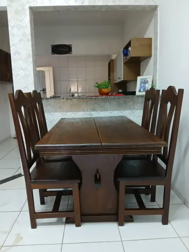 Mesa de madeira com 4 cadeiras