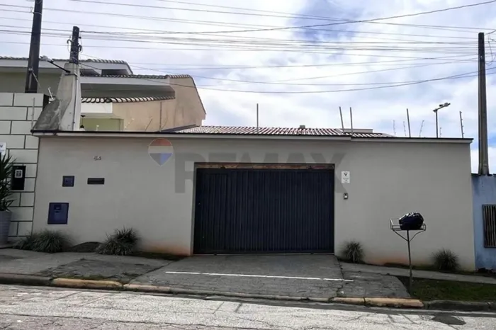 REMAX aluga casa 303 m² de construção, 3 quartos (1 suíte) + edícula independente, área go