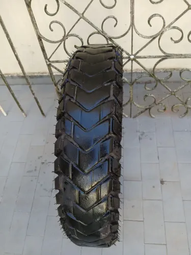 Pneu traseiro da Bros PIRELLI