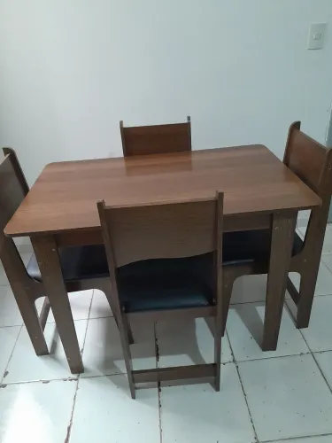 MESA DE JANTAR COM 4 CADEIRAS NOVA