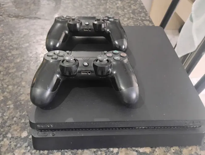 PLAYSTATION 4 SLIM