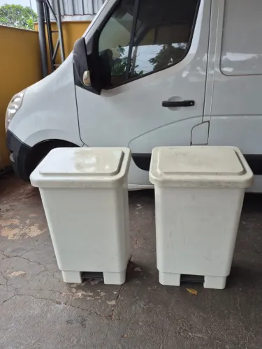 Lixeira branca 100L c/ Pedal Resistente Reforçada Plástico