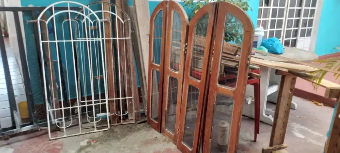 Janelas(2) de Madeira(angelim) c/ vidros, 2-Grades das Janelas e 02 Portas Madeir. Angelim