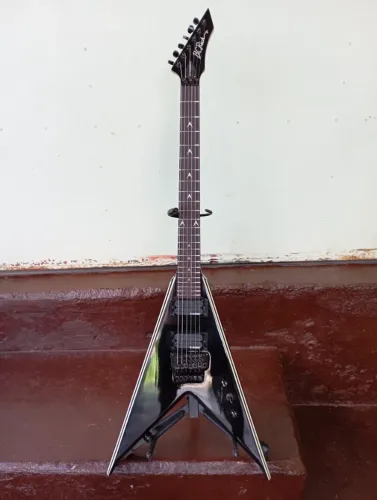 Flying V BC Rich Jr V