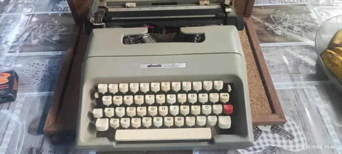 Máquina de escrever Olivetti College com bolsa original - funcionando e conservada