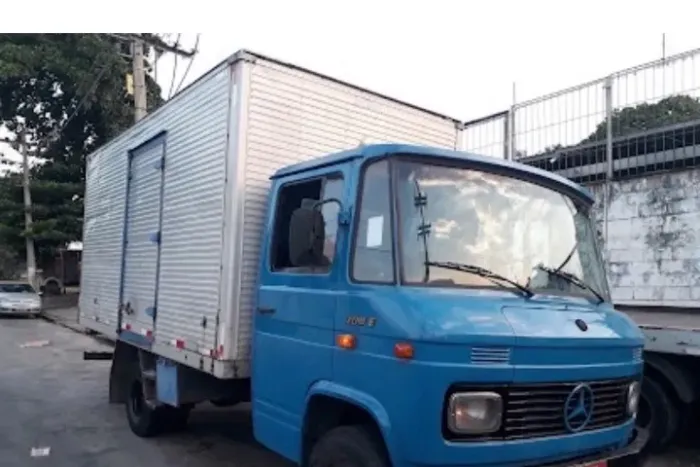 VENDE-SE CAMINHÃO MERCEDES-BENZ 708 - BAÚ FECHADO