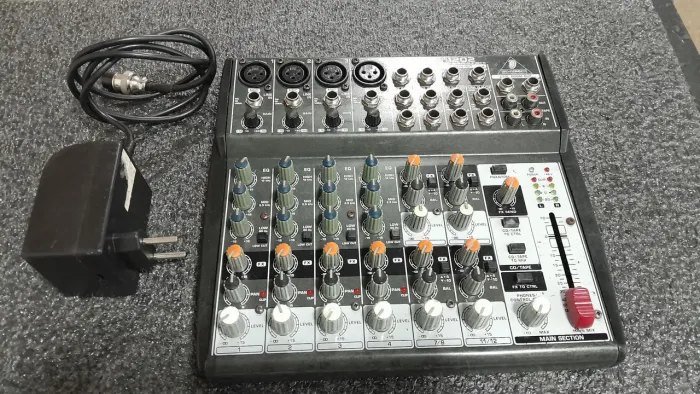 Mesa de som Behringer 1202
