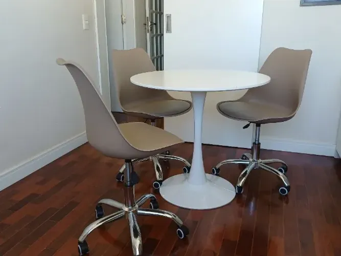 Mesa e cadeiras giratórias Saarinen seminovas