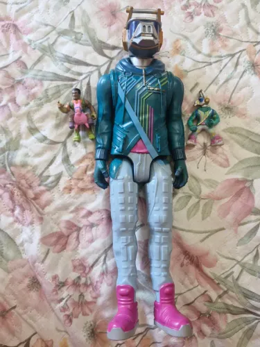 Boneco fortnite e miniaturas