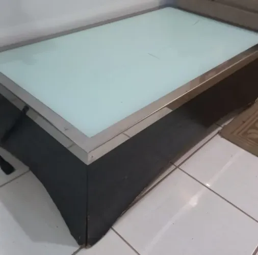 Mesa em MDF e vidro