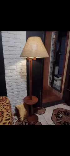 Abajur de chão vintage todo em madeira em ótimo estado com fio original aceita cartão