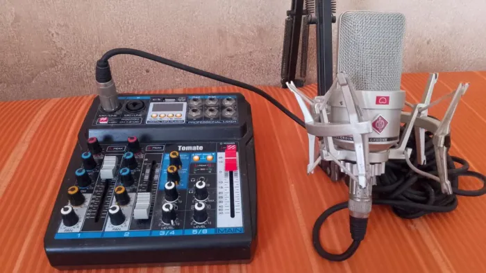 Microfone condensador neuman e mesa tomate
