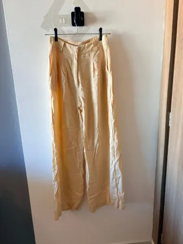calça soltinha bege