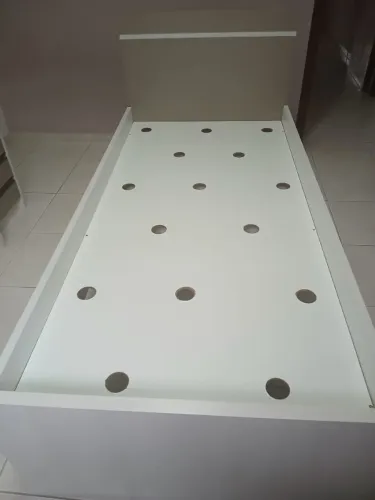 Cama solteiro em MDF com a cabeceira rosê