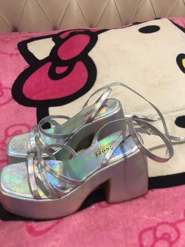 Salto holográfico tamanho 35 usado apenas uma vez