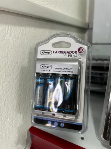 Carregador com 4 pilhas recarregáveis AA