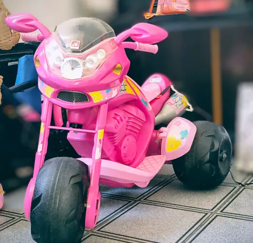 Moto infantil elétrica.