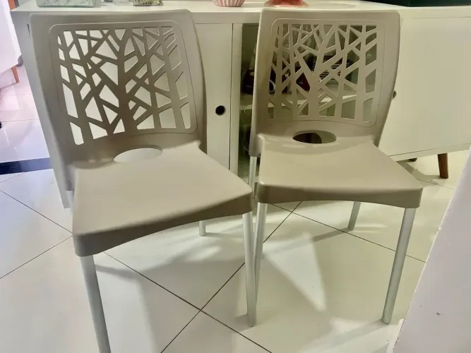 Cadeiraa pes de alumínio resistente