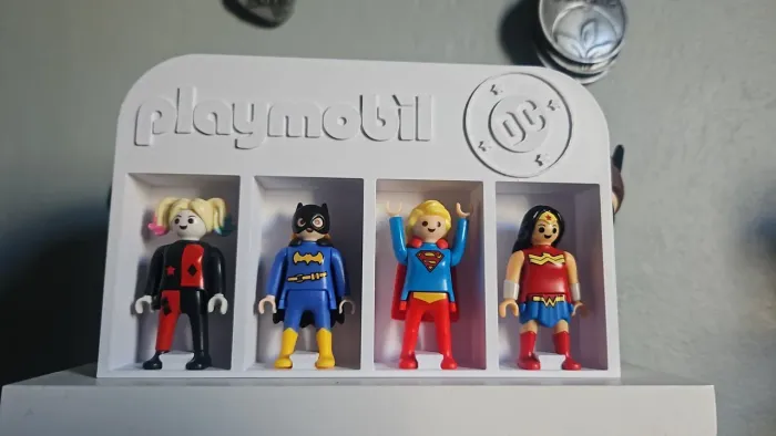 Suporte playmobil com 4 espaços, com furacão para fixar na parede