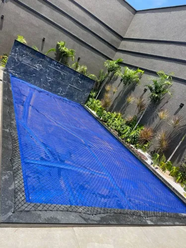 Tela de proteção para piscinas