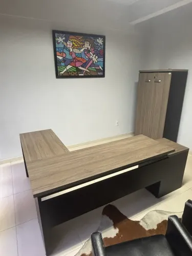 Mesa e armário escritório