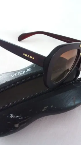 Oculos feminino da Prada semi novo