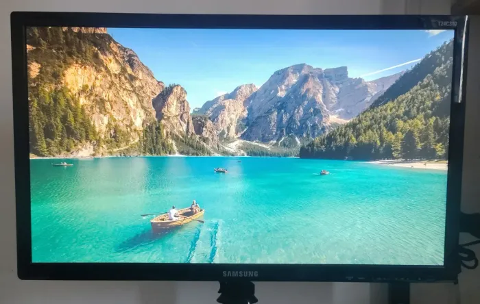 TV Samsung 24" - Com controle e suporte original