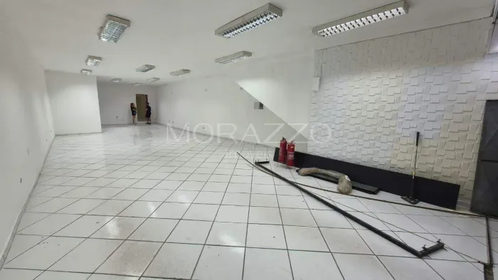 Ponto comercial para aluguel no Centro de Jacareí/SP | 247m² | 2 banheiros