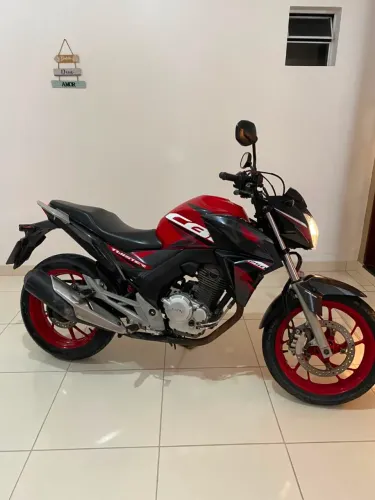 Vendo uma moto cg 250 cilindrada