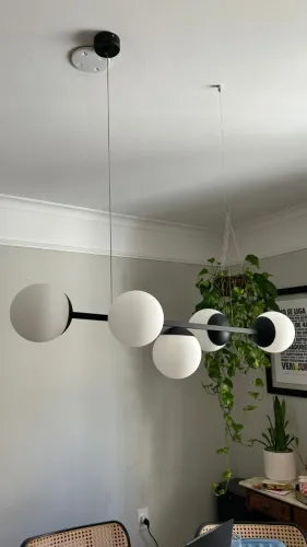 Luminária pendente Jabuticaba preta com cinco globos de vidro fosco + lâmpadas 3000k 