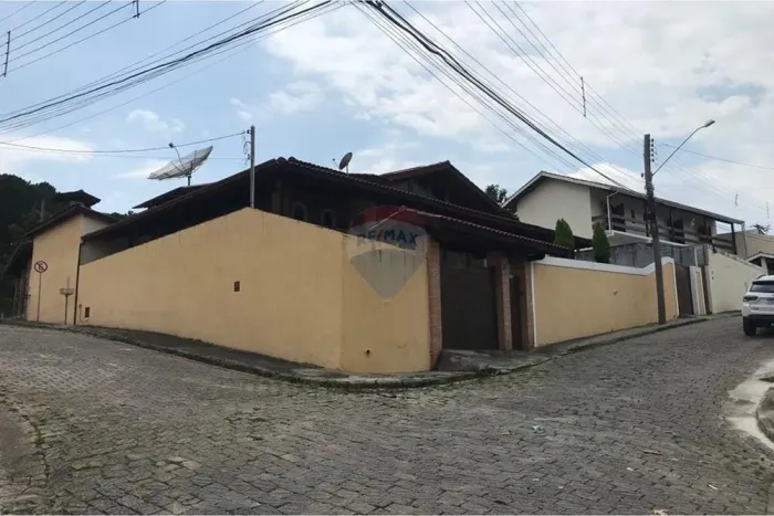 Casa com 3 Suítes à Venda no Centro de Piracaia Ampla, Avarandada, Bem Estruturada e com