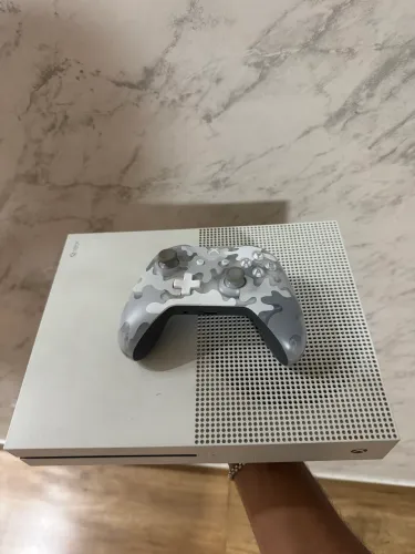 Xbox One S 1TB Seminovo - Apenas 10 Meses de Uso + Controle Camuflado + Conta com Jogos