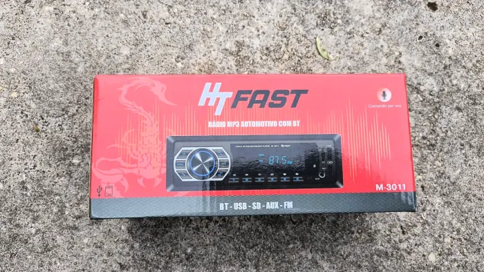 Rádio automotivo HTFast M-3011 na caixa