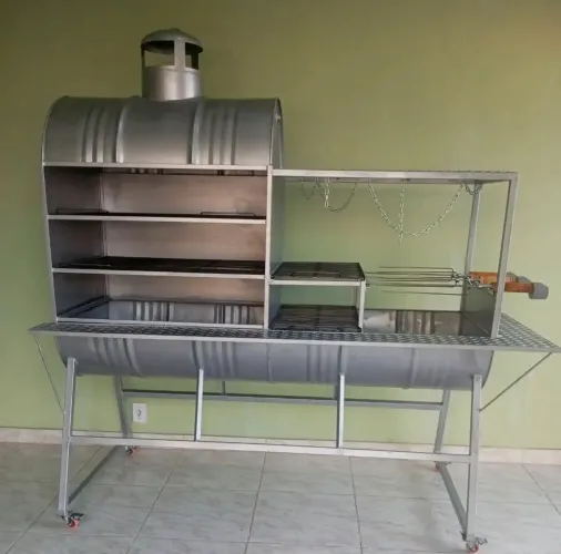 Churrasqueira profissional. Grande capacidade